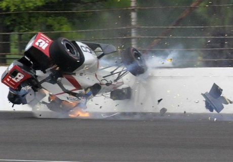 Sebastien Bourdais en tonneau à 370 km/h lors des essais des 500 Miles d'Indianapolis