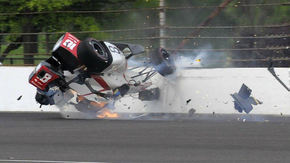 Sebastien Bourdais en tonneau à 370 km/h lors des essais des 500 Miles d'Indianapolis